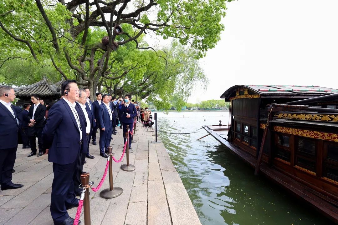 浙江嘉兴南湖边,中建八局党委一行怀着崇敬的心情瞻仰复建的南湖红船