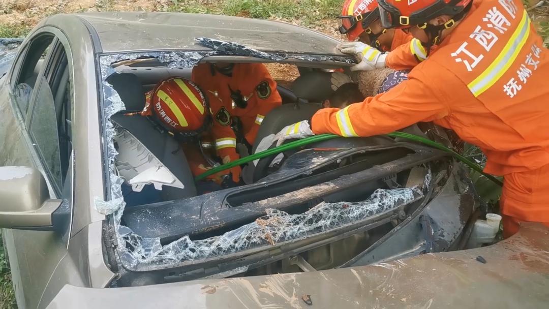 接到报警后东乡消防大队立即出动2辆消防车14名指战员赶赴现场施救.