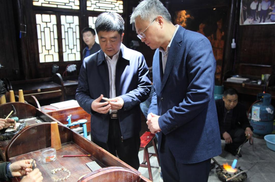 贵州省文化和旅游厅党组成员,副厅长贺国锋,黔东南州人民政府副州长胡