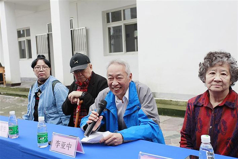 贺雷生(左二,李亚中(左三,任远芳(右一)参加座谈会.