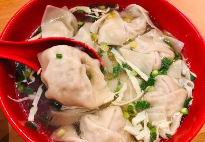 以前只有小馄饨和菜肉大馄饨两个品种,现在在保留原来经典馄饨的基础