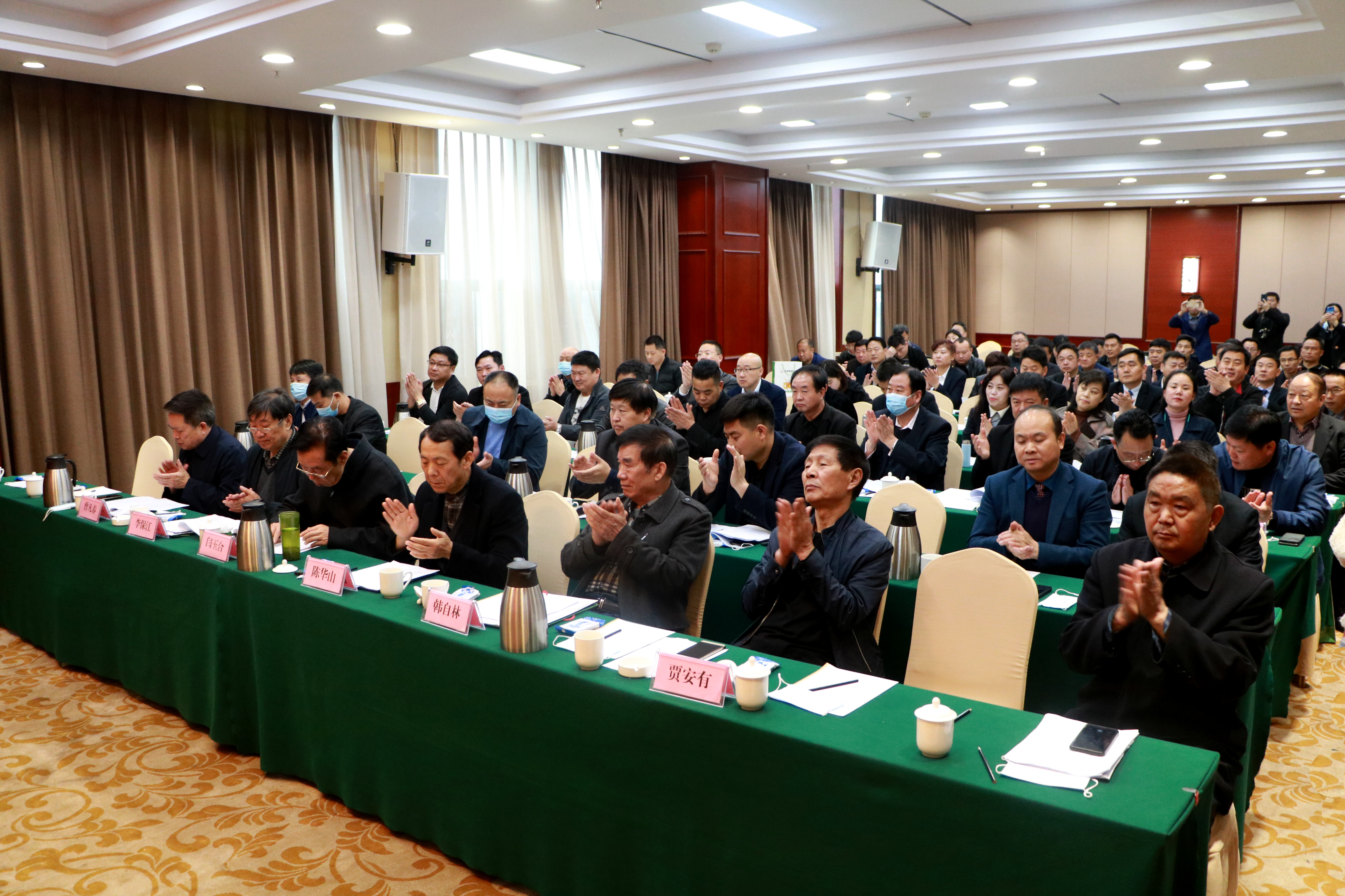 南阳唐河商会举行第二届换届大会邢清鑫连任会长