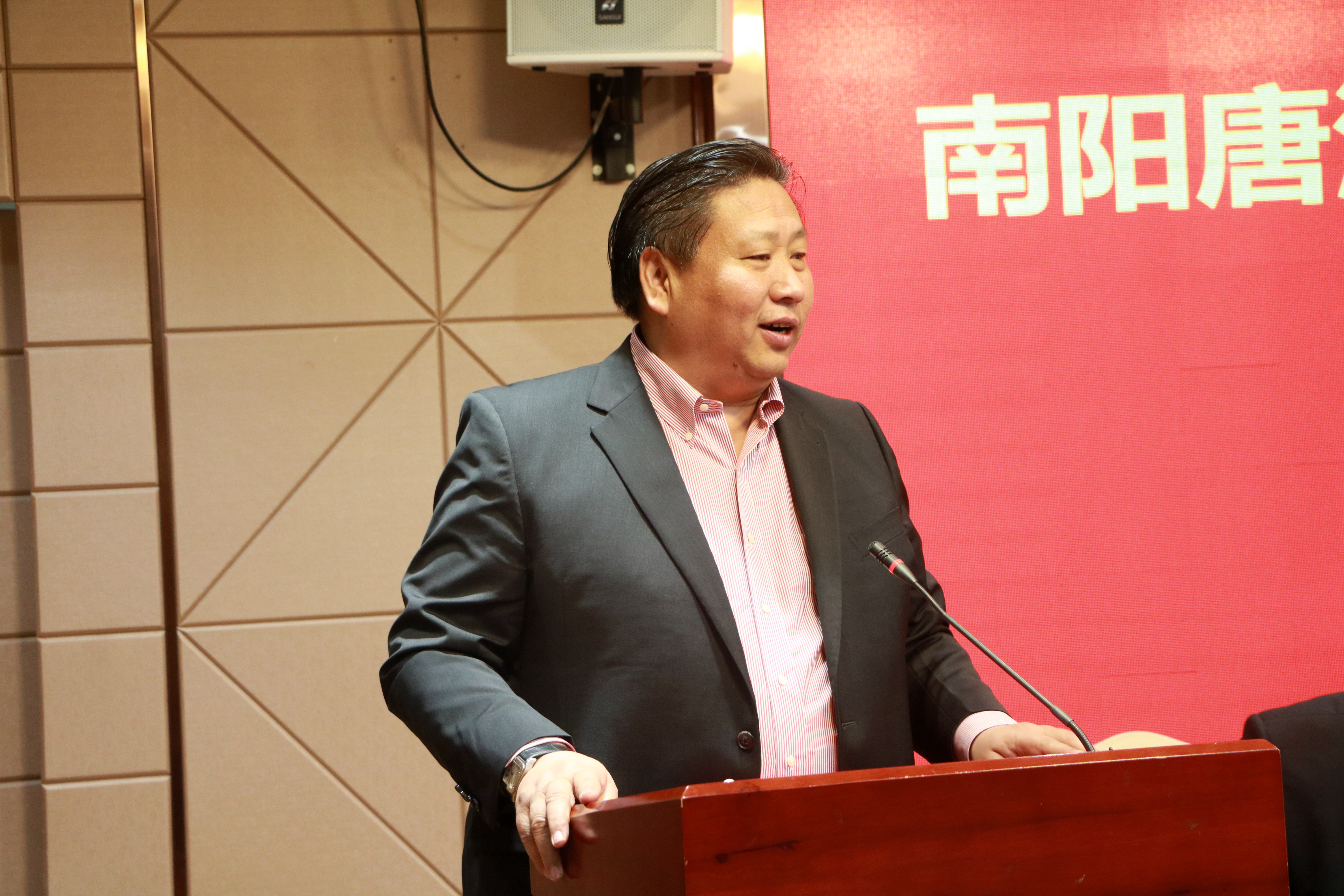 南阳唐河商会举行第二届换届大会邢清鑫连任会长