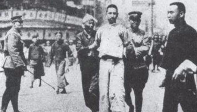1927年3月24日 4月12日 四一二反革命政变,是大革命从高潮走向失败的