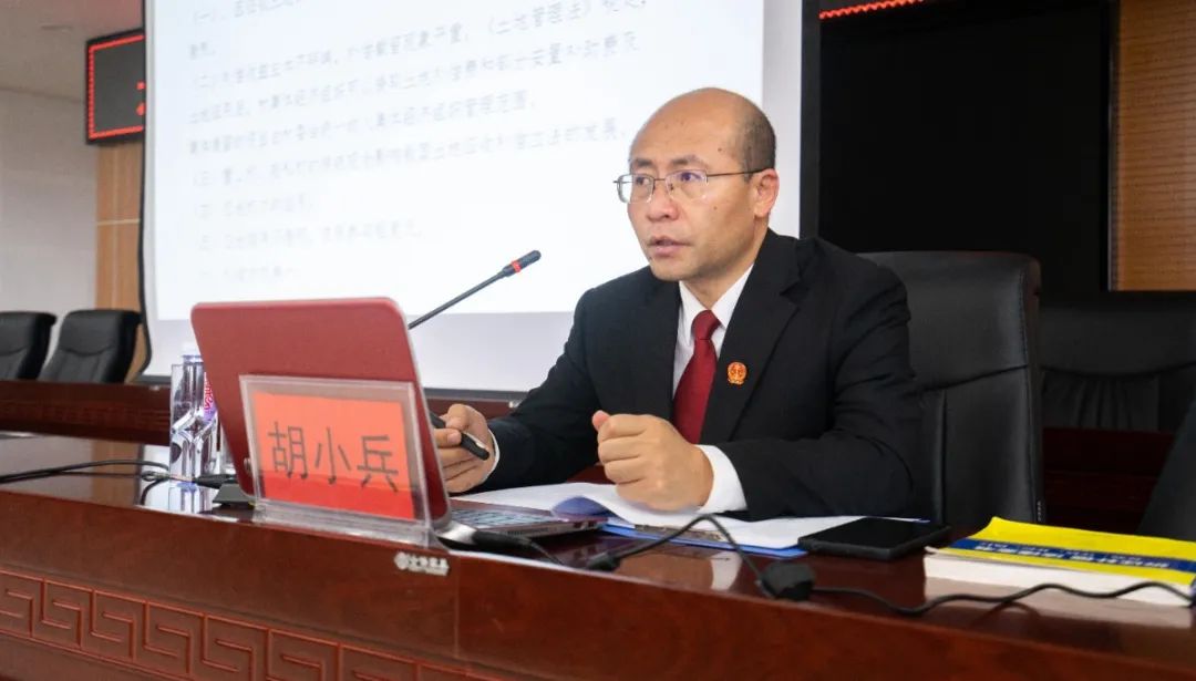 法官李建明,胡小兵为永宁县180余名行政执法人员进行行政执法专题讲座