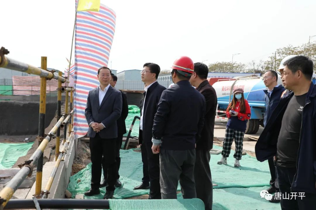 三重四创五优化区长崔东鑫带队到重点棚户区改造项目现场办公