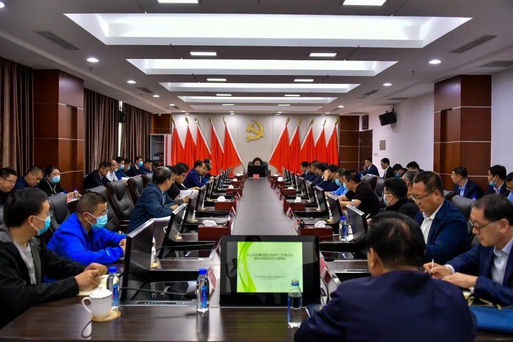 会上,袁文英传达了自治区党委常委,宣传部部长白玉刚在赤峰市创建全国