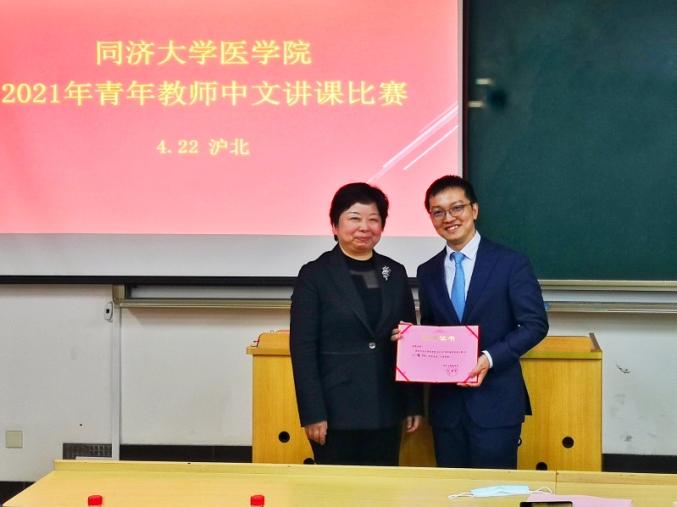 同济大学医学院杨院长和来自复旦,交大,海军军医大学的专家评委以及3