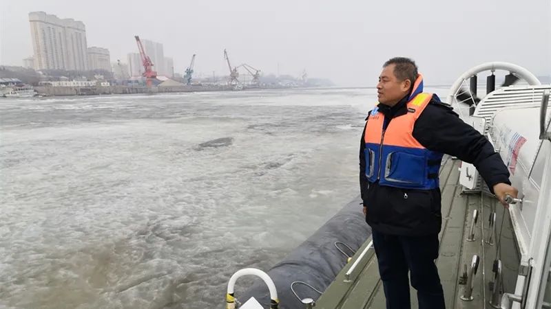 凌汛8艘船舶遇险黑河海事局40小时冰上两栖救援化解险情