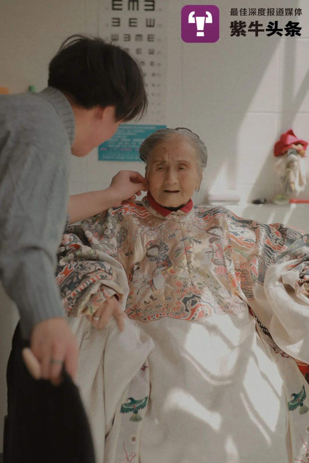 小伙花数万元为94岁曾祖母拍汉服照,老人:结婚都没穿这么漂亮