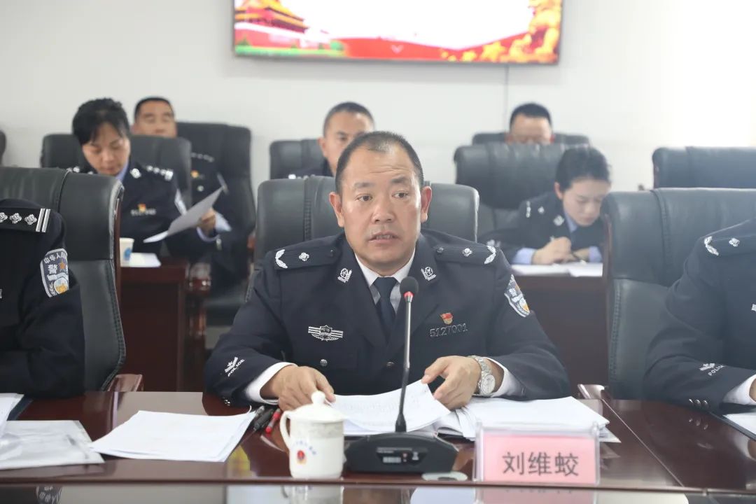 德阳监狱党委书记刘维蛟同志代表监狱党委作了表态发言:德阳监狱将