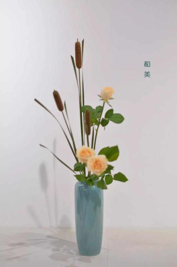 瓶花:使用高身的花器,如陶瓷类花瓶,玻璃类花瓶等来进行创作的插花