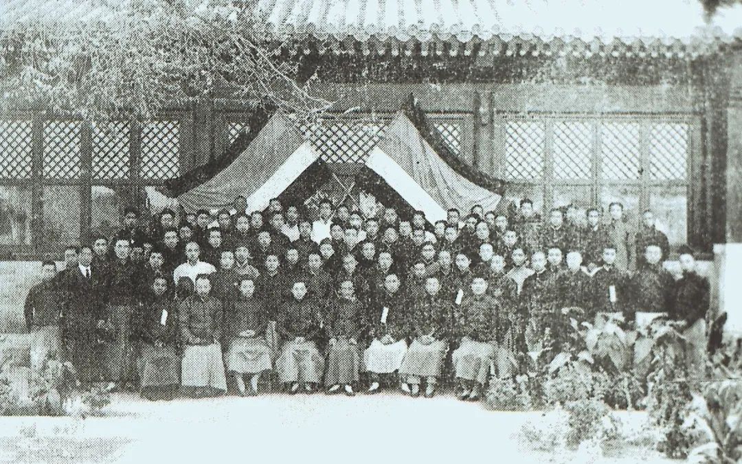 1918年,高君宇先后加入进德会,国民杂志社,新潮社等学生社团,并成为