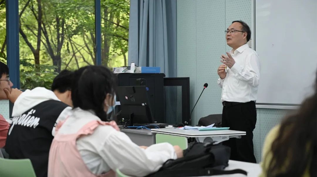 "4月28日,浙大城市学院党委副书记包迪鸿走进《中国近现代史纲要》