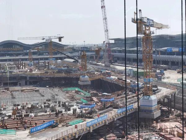 亚运会重要基础配套项目杭州机场新建主楼钢屋盖封顶
