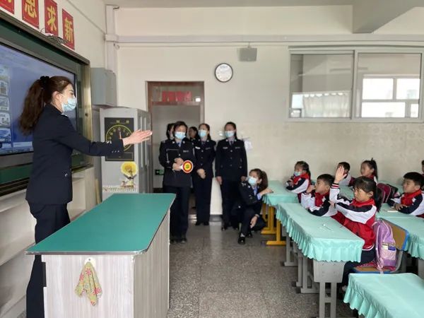 我为群众办实事梅河口交警走进解放小学开展交通安全宣传活动