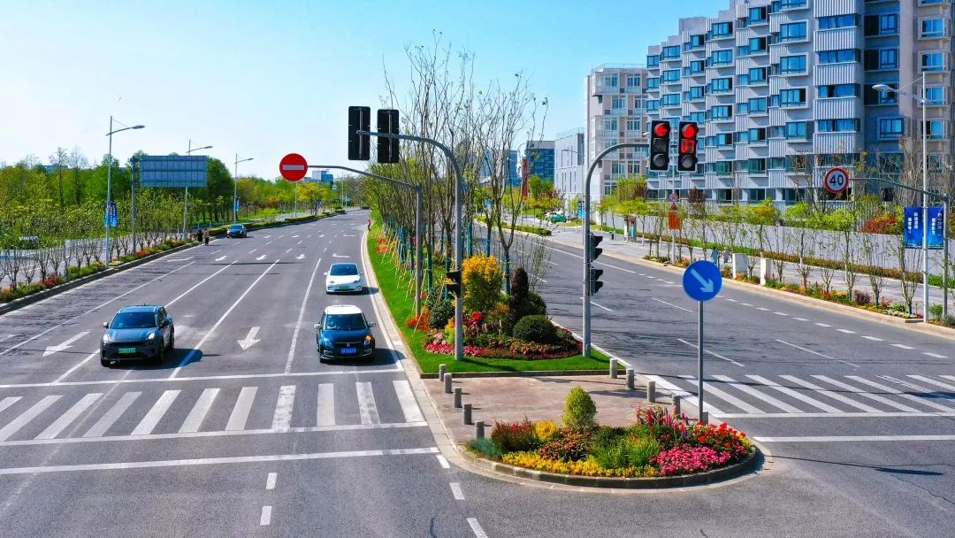 并按照"一街一景"因地制宜原则,对道路两侧景观,中分带,红绿灯岛头