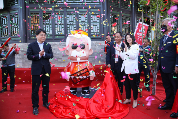 太原市龙城发展投资集团有限公司董事长刘鹏飞(右3)、总经理郭志强(左1)、百胜中国肯德基西北市场总经理赵荣等嘉宾一起为肯德基“爷爷”揭幕