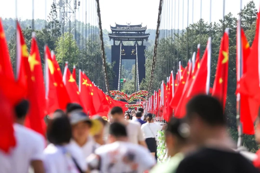 澎湃号>遇见黔东南> 黄平旧州滑翔伞备受游客青睐今年的五一小长假