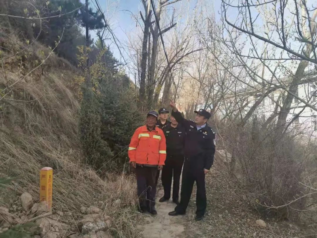 节日我在岗五一踏青互助公安森林警察忠诚履职守护土乡绿水青山