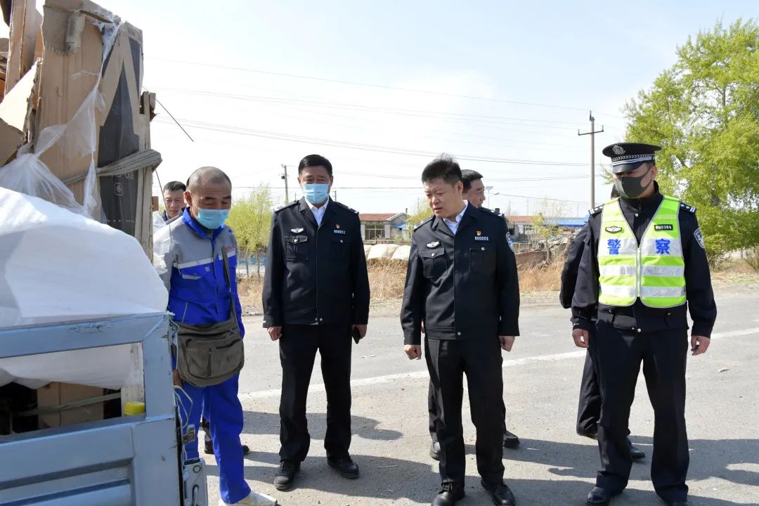 白城公安宣传 陈锋强调,春耕农忙时节恰逢"五一"小长假,群众"补偿式