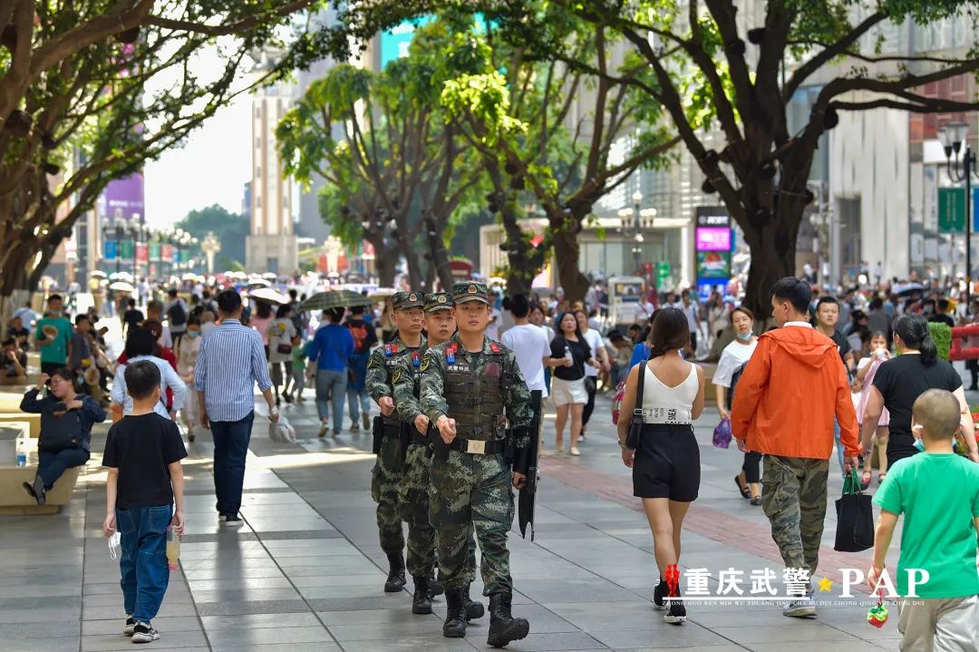 重庆:武警加强执勤 确保节日安全