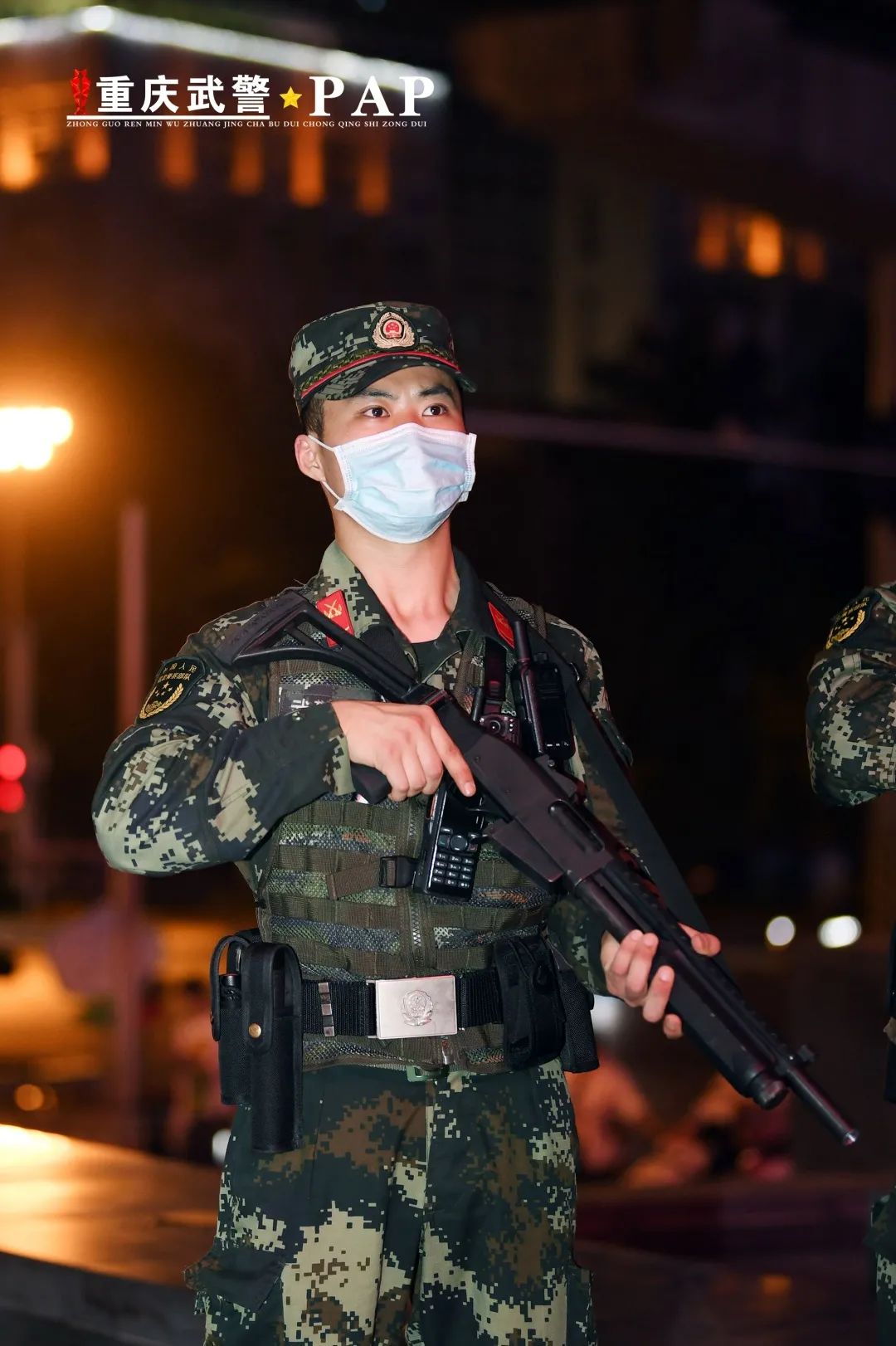 重庆:武警加强执勤 确保节日安全