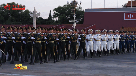 喀喇昆仑戍边官兵来到北京天安门看升旗!与国旗护卫队