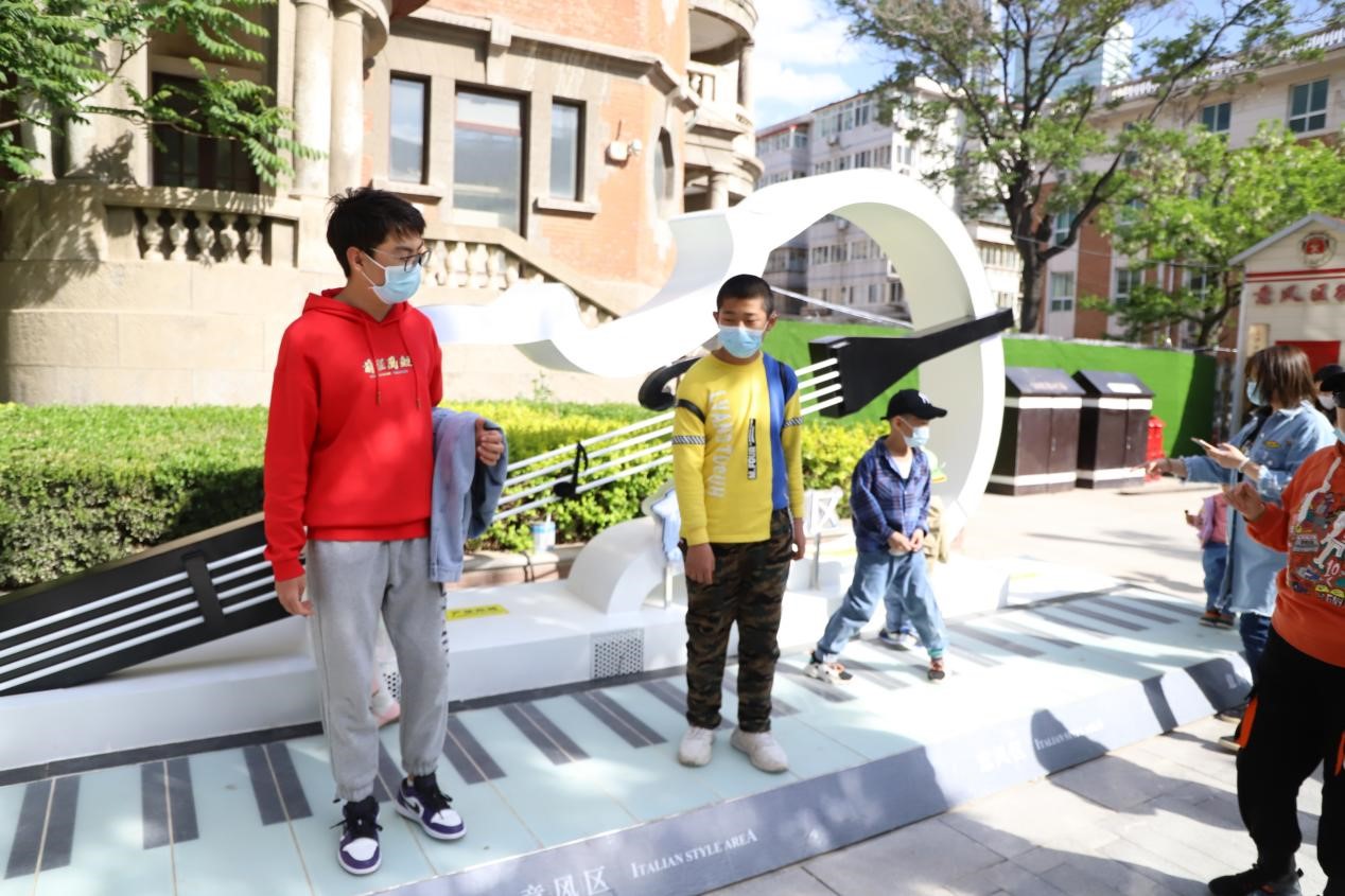 游人打卡互动点位：地板钢琴