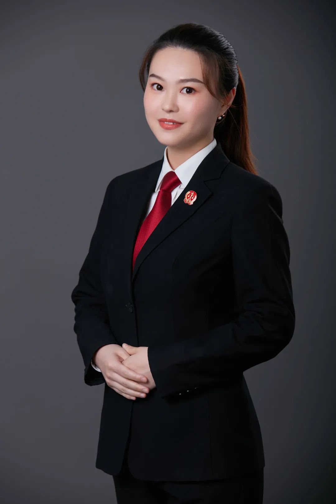 黄荔,1989年9月生,2011年6月进入张家港法院工作,现任政治部工作人员.