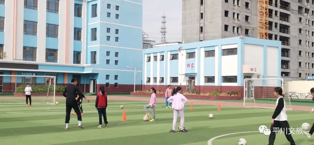 初中男子组在乐雅学校训练,教练是张建国,张国权;初中女子组在平川