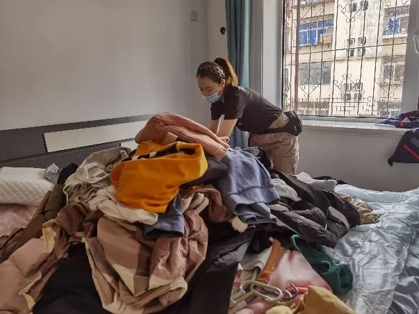 天津33岁小伙兼职做整理师走红！月入过万！（最新发布）