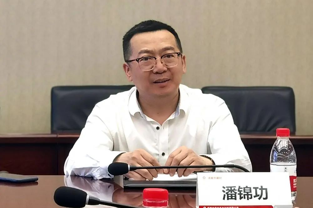 西宁市副市长杨小民一行到成都中建材调研