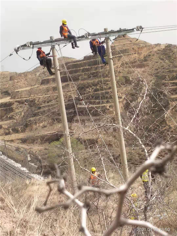 中铁一局集团朔黄铁路大中修项目10kv架空线路换装侧记