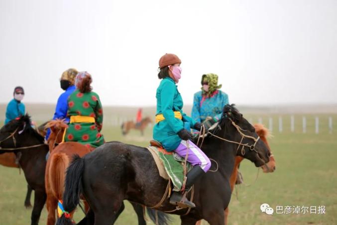 更镇哈日朝鲁嘎查赛马场,参加期待已久的"乌拉特草原首届女骑手蒙古马