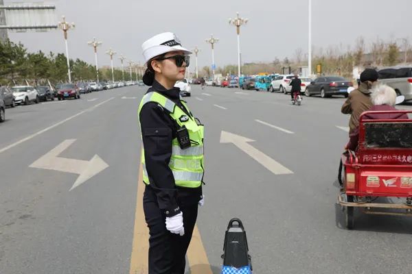 澎湃号>梅河口交警> 谁说女子不如男,巾帼须眉非等闲;梅城靓丽风景线