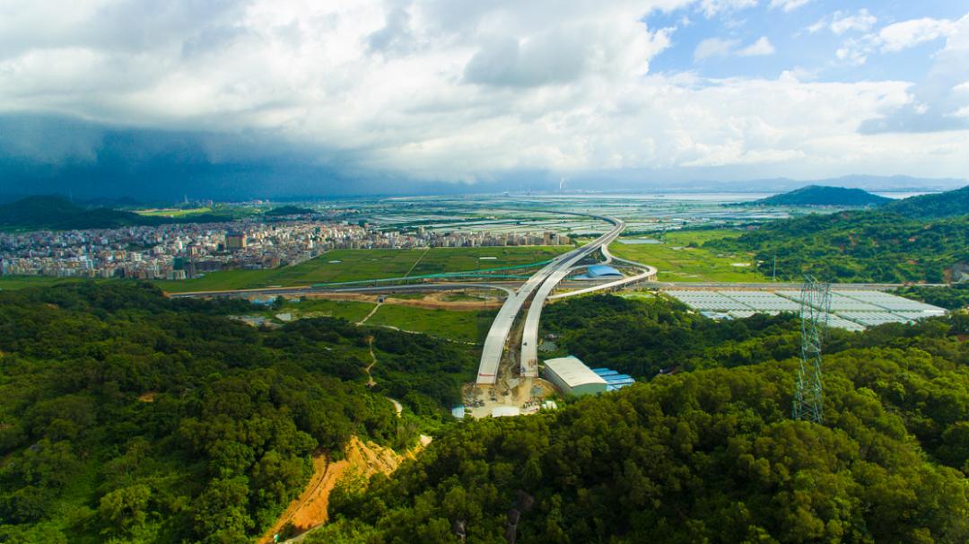 勇立红色"潮"头"汕"亮登攀高峰