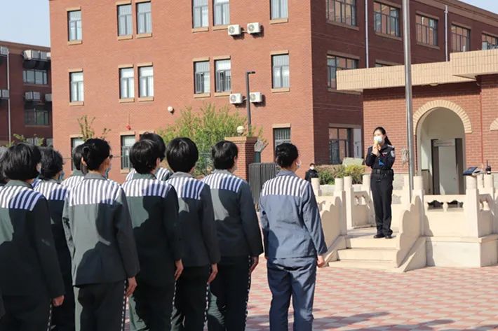 澎湃号>天津政法> 女子监狱组织服刑人员开展升国旗活动.