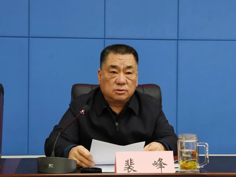 裴峰宣读省委省政府《关于严格落实生态环境保护责任的决定》.