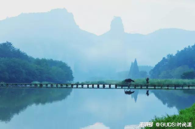 薄雾中的桥在这远山近水的映衬下更显神秘.