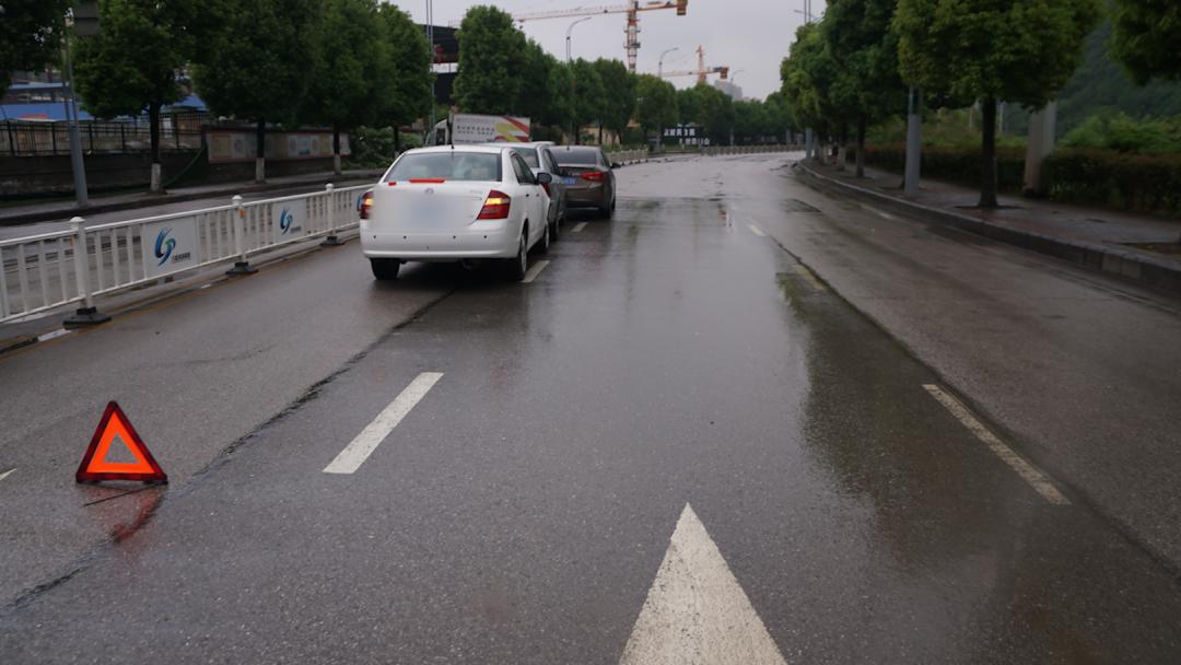 两起交通事故都因后车操作不当造成均为后车全责交警提醒:天雨路滑