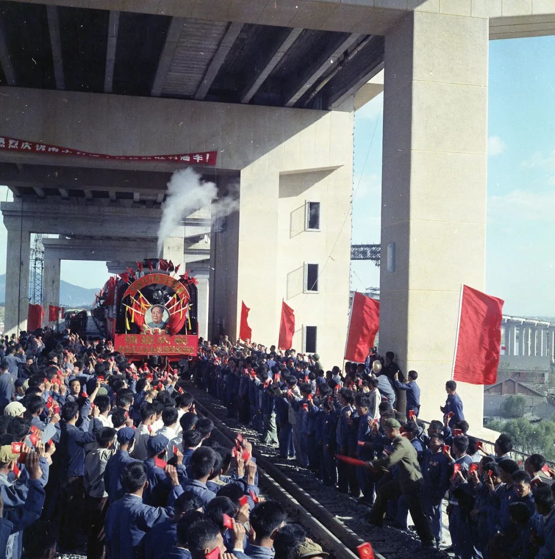 南京长江大桥通车1968年12月30日《人民日报》向全世界宣告,长江上