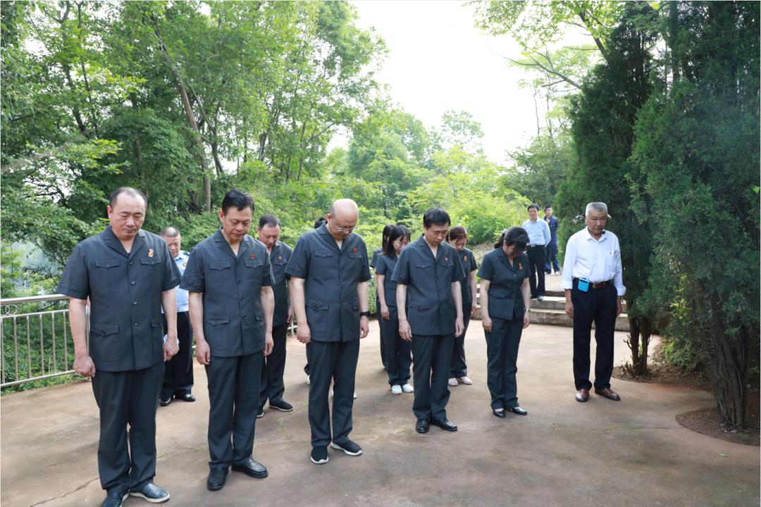 党史学习教育前往贺焕文烈士墓开展主题党日活动