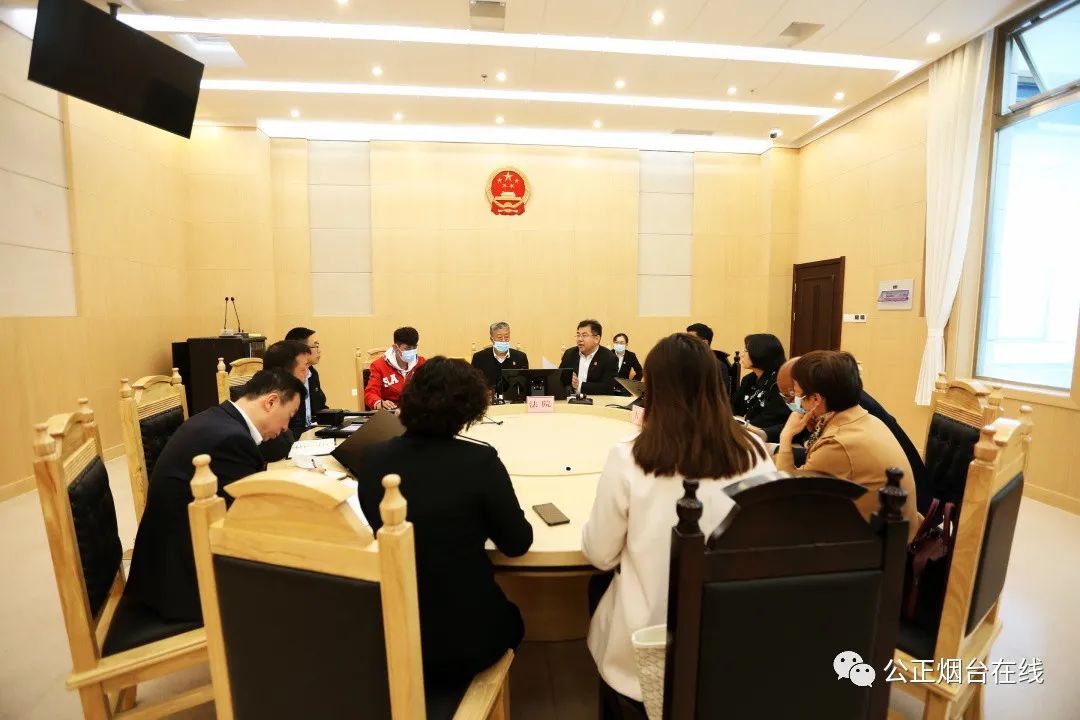 座谈会现场法院审判委员会专职委员孙玉群,立案庭相关负责人,法官及8