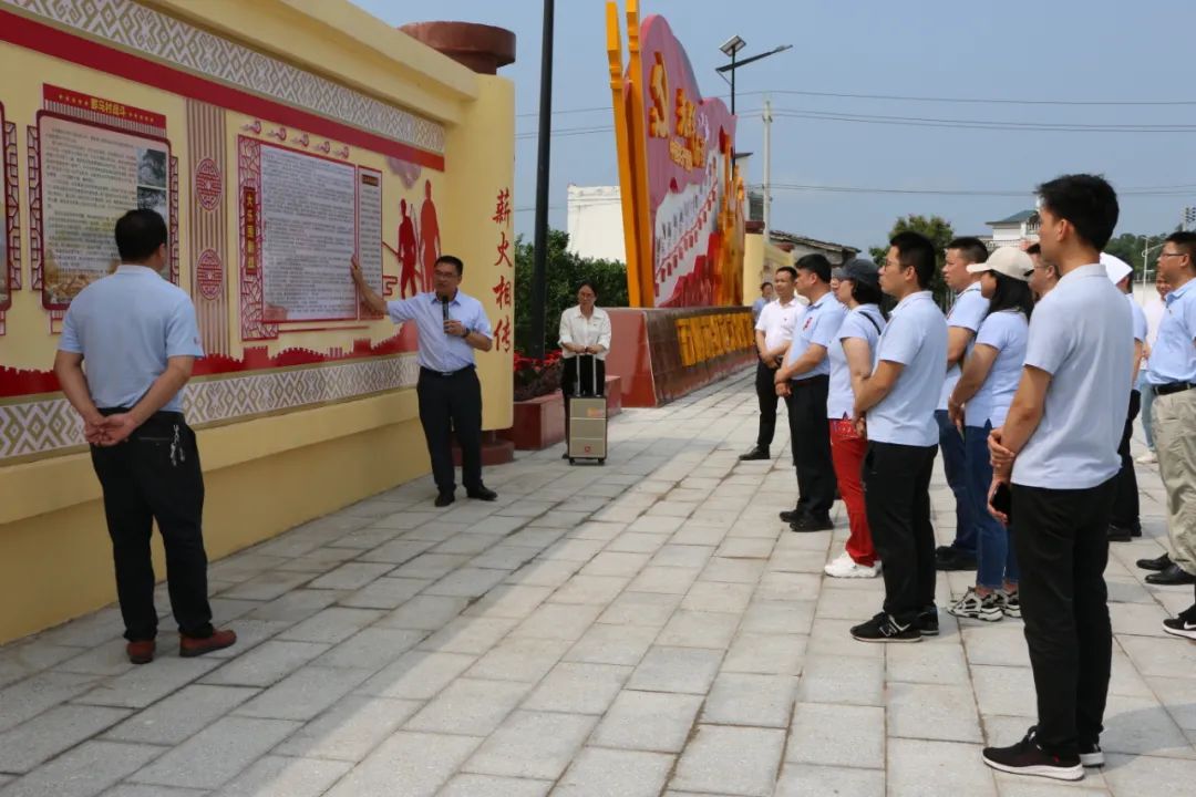 下,还参观了革命故事长廊,石朋屯党支部活动场所—黎升平同志故居