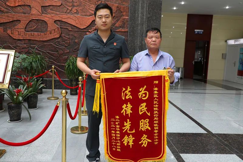 【我为群众办实事】潘集法院:赠送锦旗表谢意 点赞法官为人民