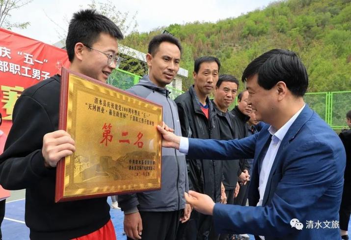 县政府副县长裴亮亮为获得第二名的综合口代表颁奖