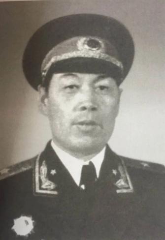 他少年时期在济南山东省立第一乡村师范学校求学,1933年加入中国共产