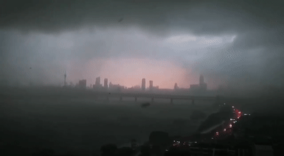紫牛新闻 今天下午 武汉 狂风暴雨,电闪雷鸣 一