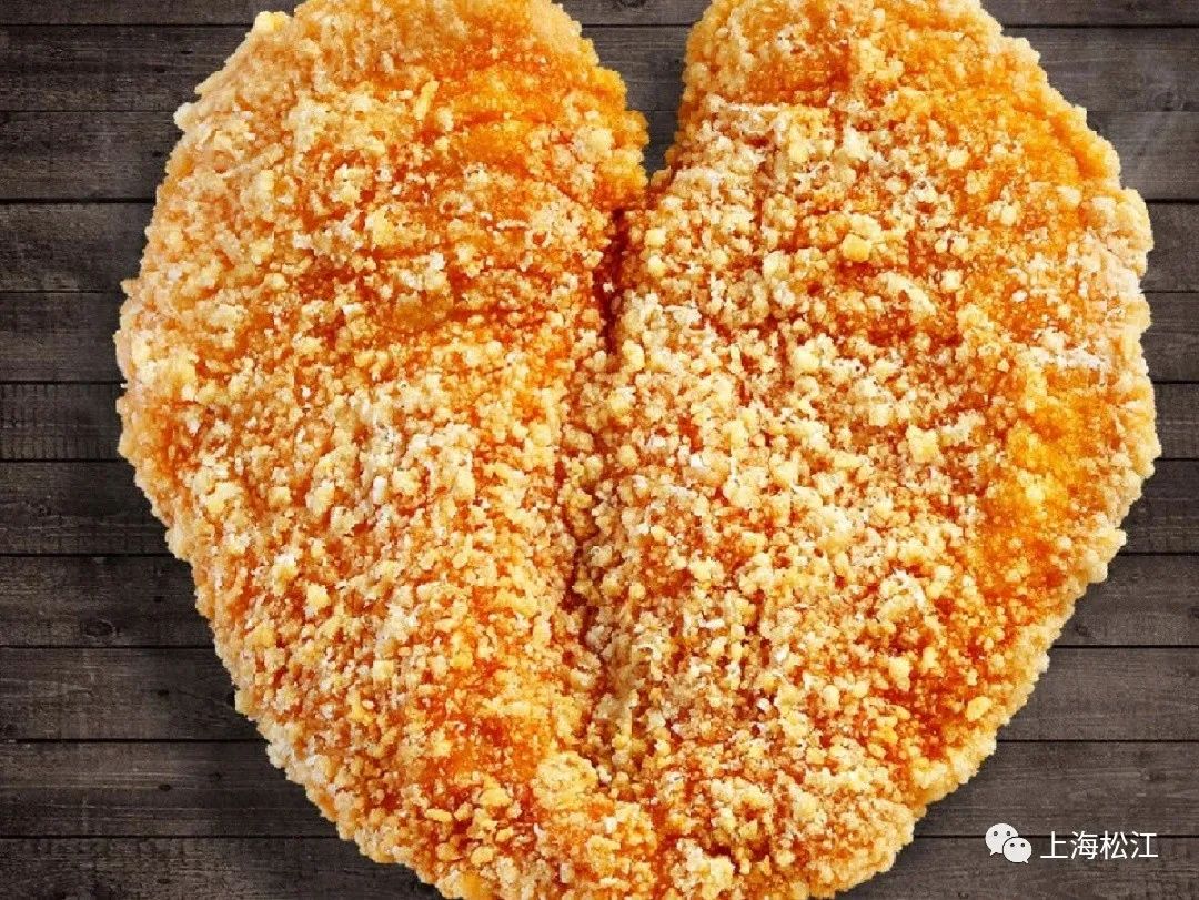 鸡排的香味钻到鼻尖,刺激味蕾,一口咬下,酥香滑嫩的口感更是让爱它的